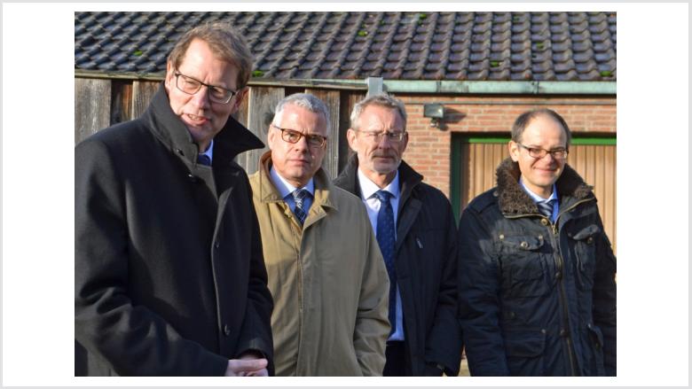 Gero Storjohann MdB (Verkehrsausschuss des Deutschen Bundestages), Christian Weibrecht (Ministerialdirigent, Straßenbaupolitik, Straßenplanung, Straßenrecht), Dipl. Ing. Matthias Paraknewitz (Landesministerium für Wirtschaft, Arbeit, Verkehr und Technolog Gero Storjohann MdB (Verkehrsausschuss des Deutschen Bundestages), Christian Weibrecht (Ministerialdirigent, Straßenbaupolitik, Straßenplanung, Straßenrecht), Dipl. Ing. Matthias Paraknewitz (Landesministerium für Wirtschaft, Arbeit, Verkehr und Technolog