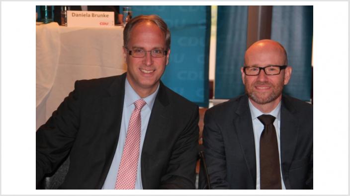 Tobias Koch und Dr. Peter Tauber auf dem Kreisparteitag in Lütjensee am vergangenen Wochenende.
