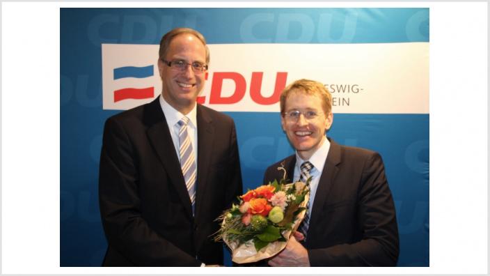Nach seiner überwältigenden Wiederwahl gratuliert Daniel Günther, CDU-Fraktionsvorsitzender in Schleswig-Holstein, seinem Landtagskollegen Tobias Koch ganz herzlich.
